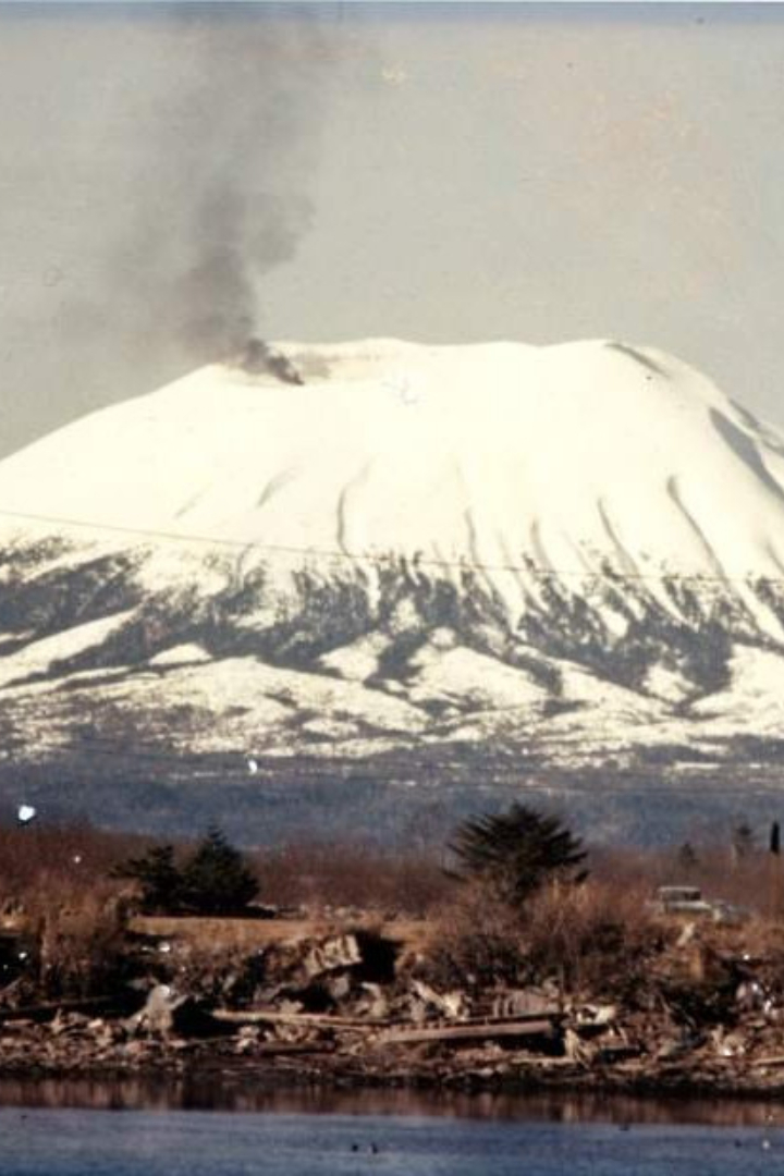 Утром 1 апреля 1974 года жители города Ситка на Аляске заметили чёрный дым, поднимающийся над вулканом Эджком, который располагается на видимом с берега острове Крузов. 