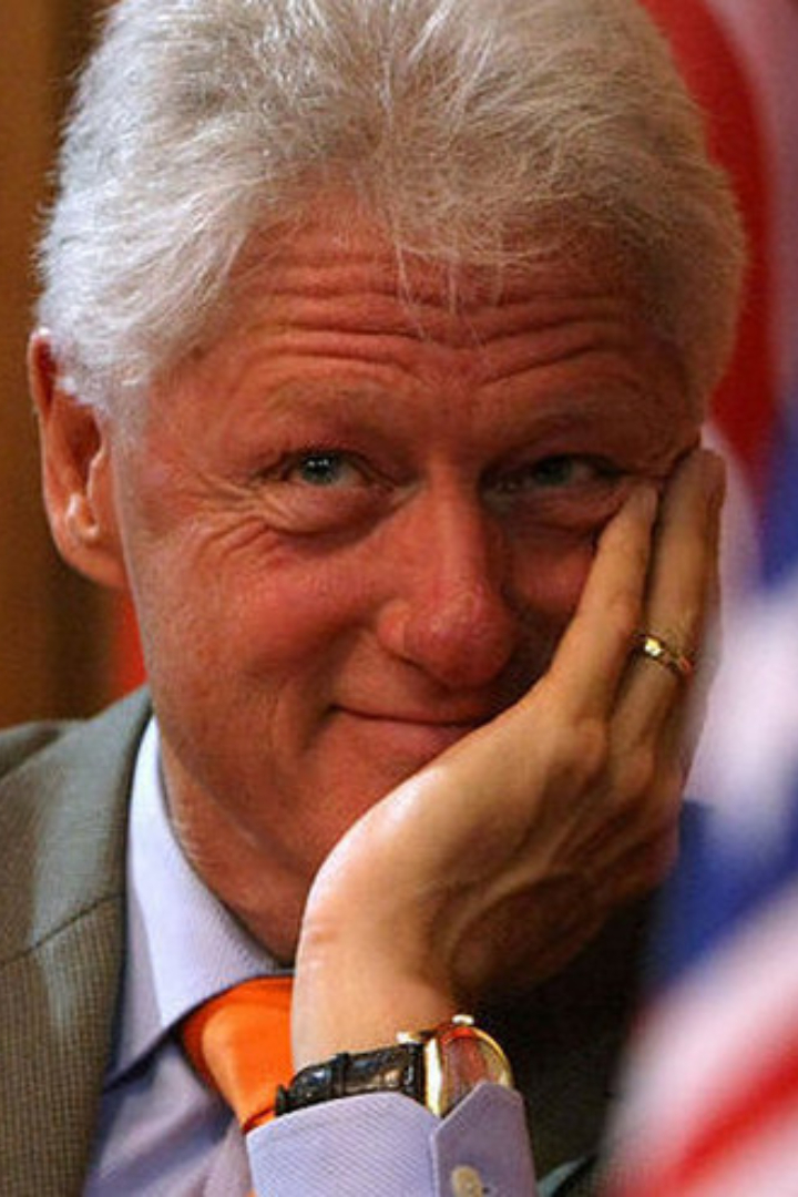 На следующее утро после того, как скандал с Моникой Левински стал новостью международного масштаба, у Билла Клинтона была дежурная встреча с военным, ответственным за постоянное сопровождение «ядерного чемоданчика».