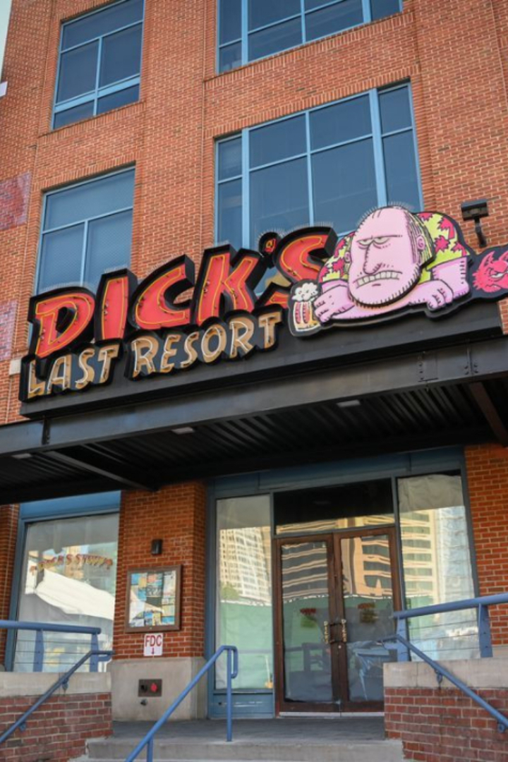 В ресторанах американской сети «Dick's Last Resort» интерьер намеренно сделан довольно несуразным, на столах нет скатертей, а от персонала требуется хамить посетителям. 