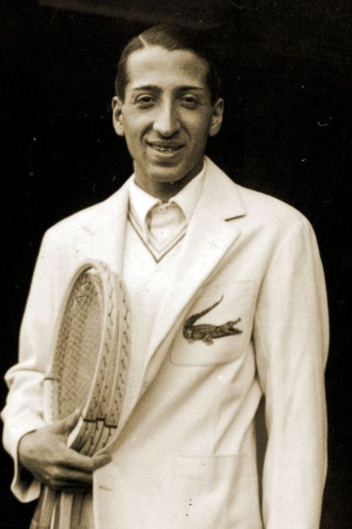 Рубашки поло изначально появились в среде теннисистов — а именно у десятикратного победителя турниров Большого шлема француза Рене Лакоста в 1926 году. 
