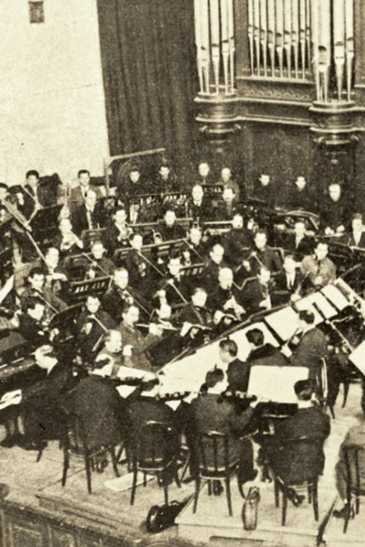 С момента обособления роли руководителя музыкантов во время концерта все мировые оркестры на протяжении 19 века выступали с дирижёром. 