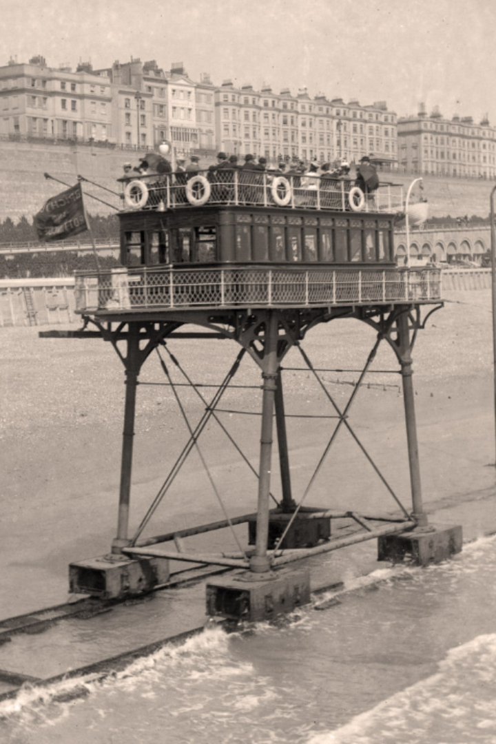В 1896 году между английскими городами Брайтон и Роттингдин начало курсировать необычное транспортное средство под названием Daddy Long Legs — помесь трамвая и парома. 