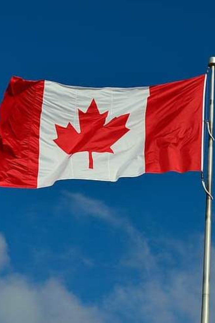 Флагом независимой Канады долгое время было красное полотно с британским флагом в левом верхнем углу и канадским гербом. 