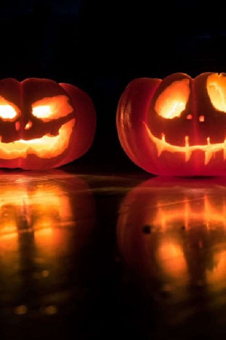 В Ирландии и Британии фонари для Хэллоуина в виде светящейся изнутри головы традиционно делали из репы, свеклы или брюквы.