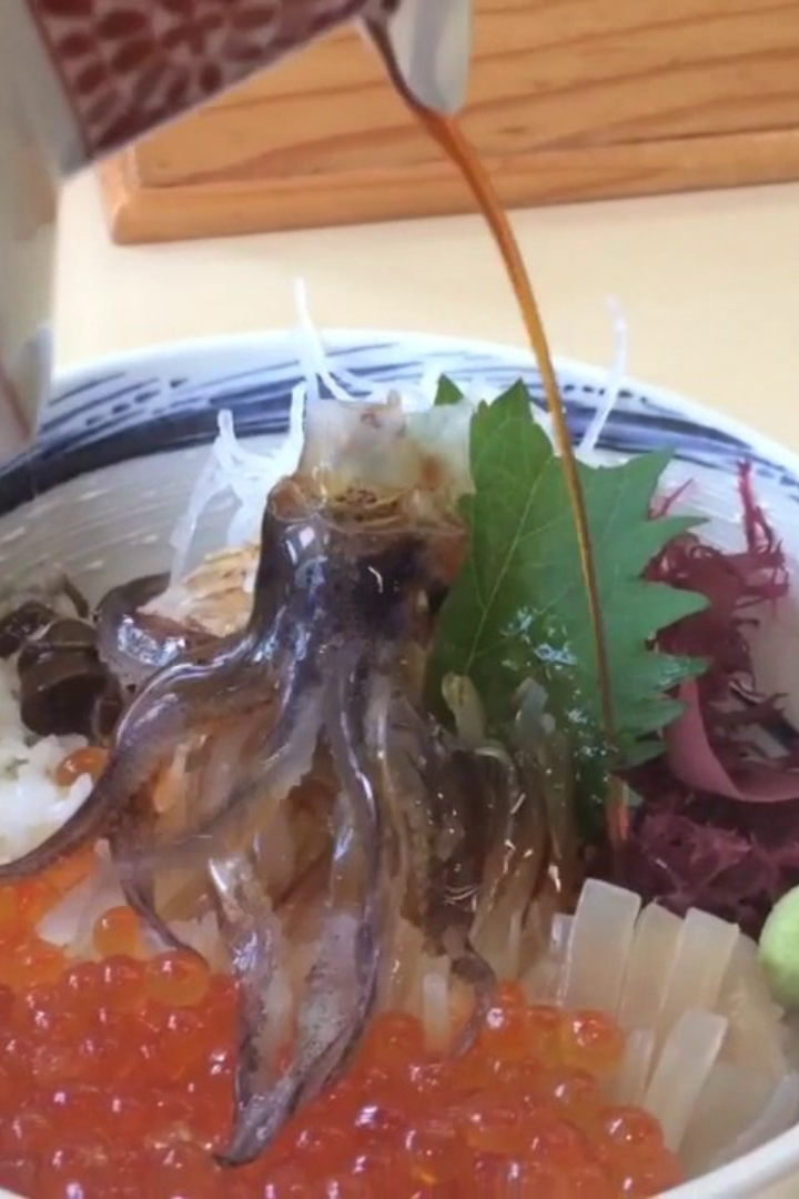 В японской кухне существует блюдо «танцующий кальмар». 