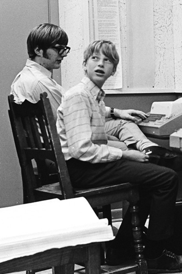 В возрасте 15 лет Билл Гейтс получил от администрации школы, где он учился, задание написать программу для распределения учеников по классам. 