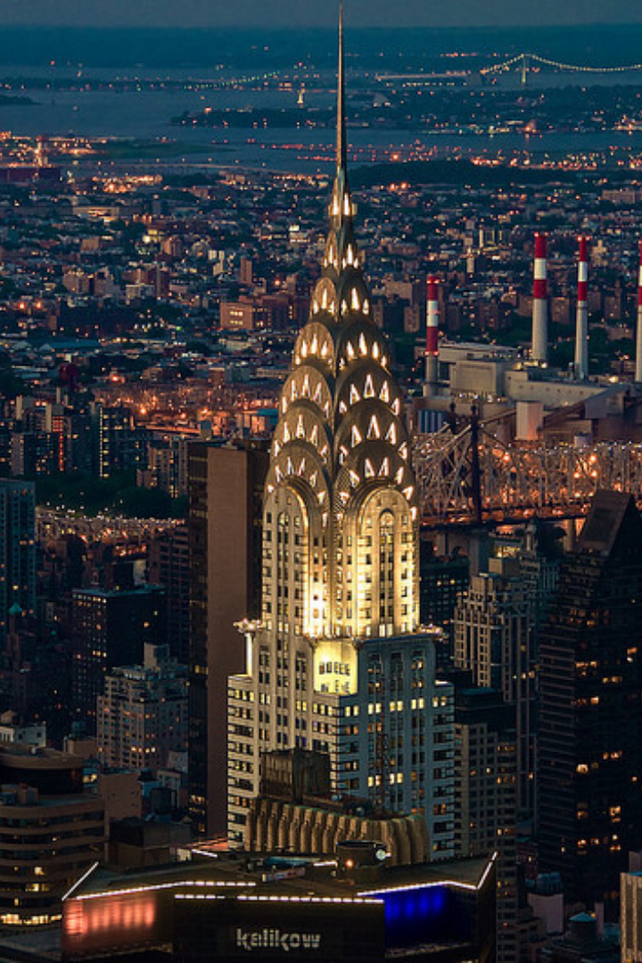 В Нью-Йорке 1920-х годов строилось много небоскрёбов, и несколько зданий претендовали в итоге на звание самого высокого в мире. 