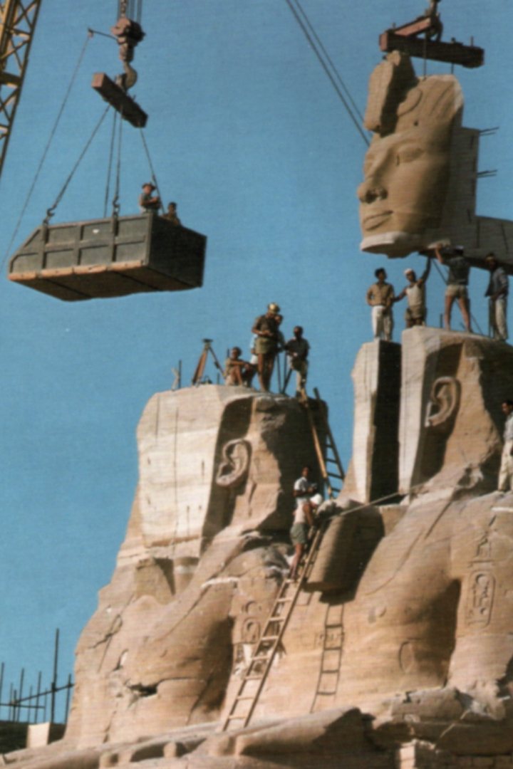 В 1960 году в Египте началось строительство второй плотины на Ниле близ Асуана, вследствие чего могли быть затоплены уникальные храмы Абу-Симбел, построенные в скале из песчаника во времена правления фараона Рамсеса II.