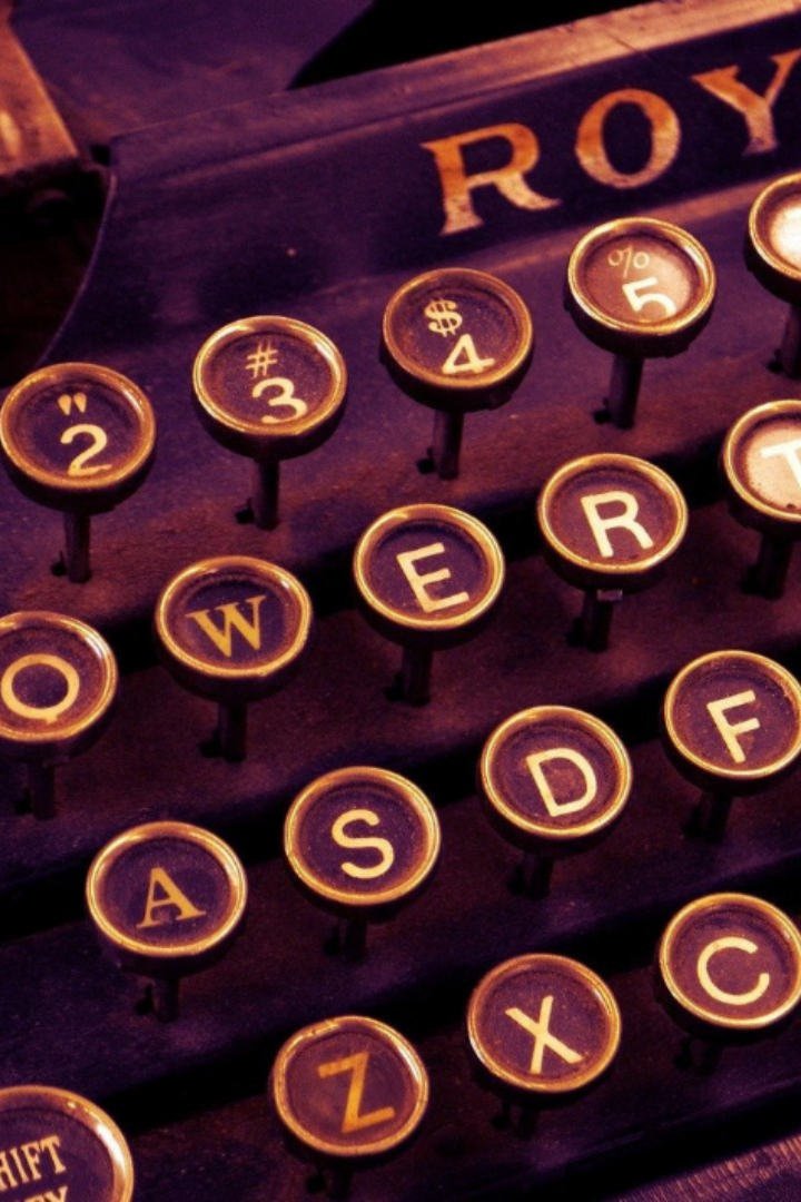 На первых американских печатных машинках клавиши обычно располагались по алфавиту. 