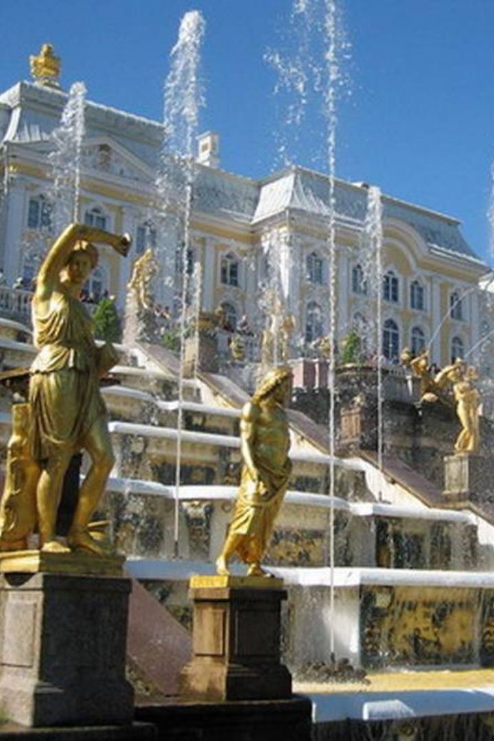В дворцово-парковом ансамбле Петергофа насчитывается около 150 фонтанов, которые работают без единого насоса.