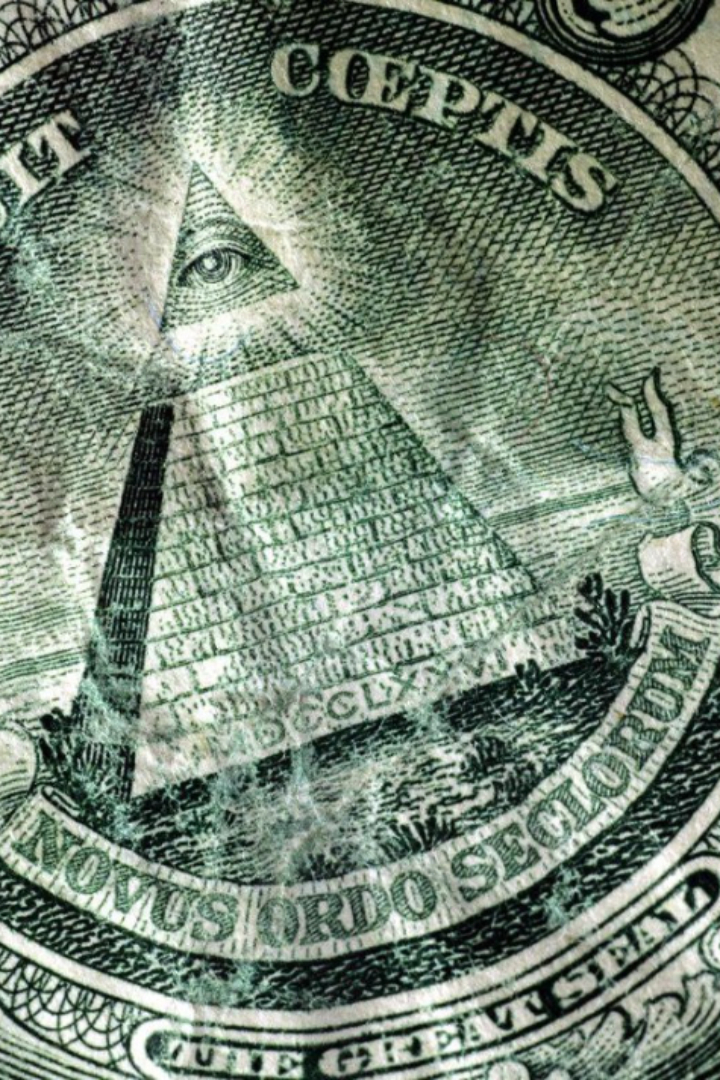 Сторонники теорий заговора любят говорить, что на однодолларовой купюре и Большой печати США написано: «Новый мировой порядок». 