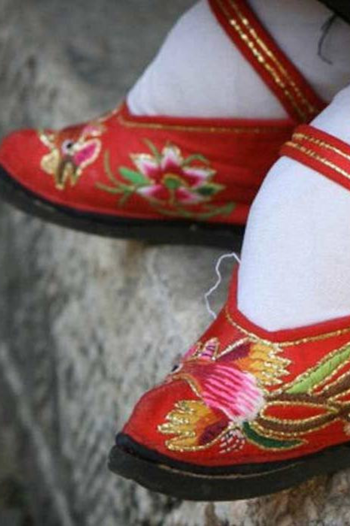 В аристократической среде Китая до начала 20 века практиковался обычай бинтования ног девочкам.