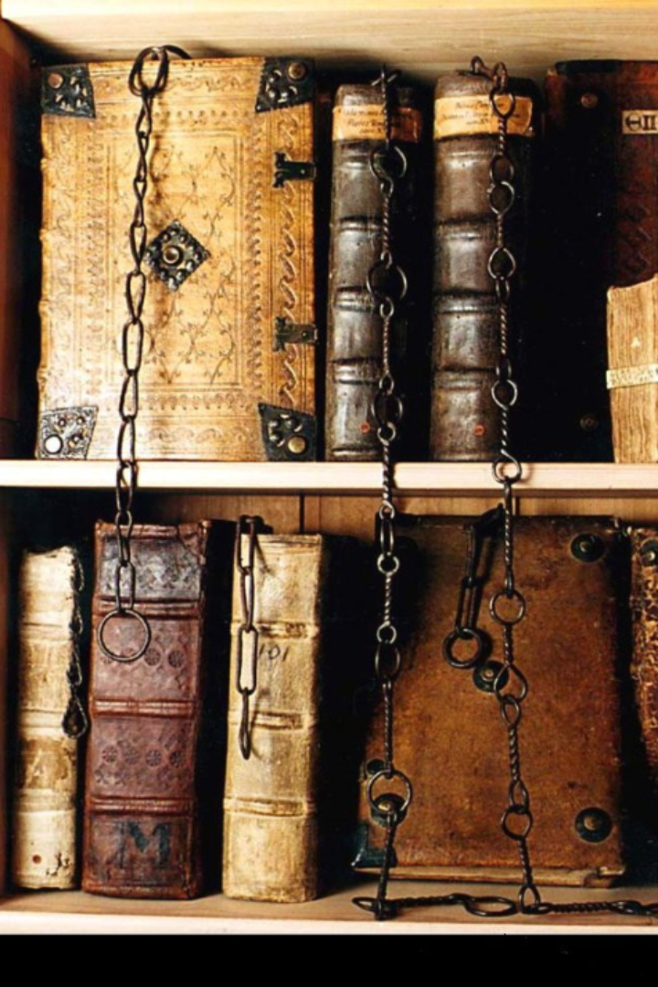 В общественных библиотеках средневековой Европы книги из-за большой ценности каждого экземпляра приковывались к полкам цепями.