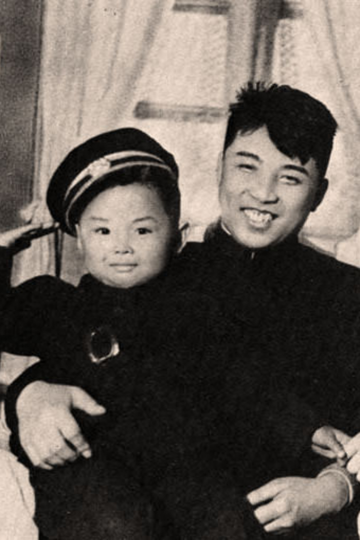 По официальной версии, второй северокорейский вождь Ким Чен Ир родился 16 февраля 1942 года в партизанском лагере на самой высокой горе страны Пэктусан. 
