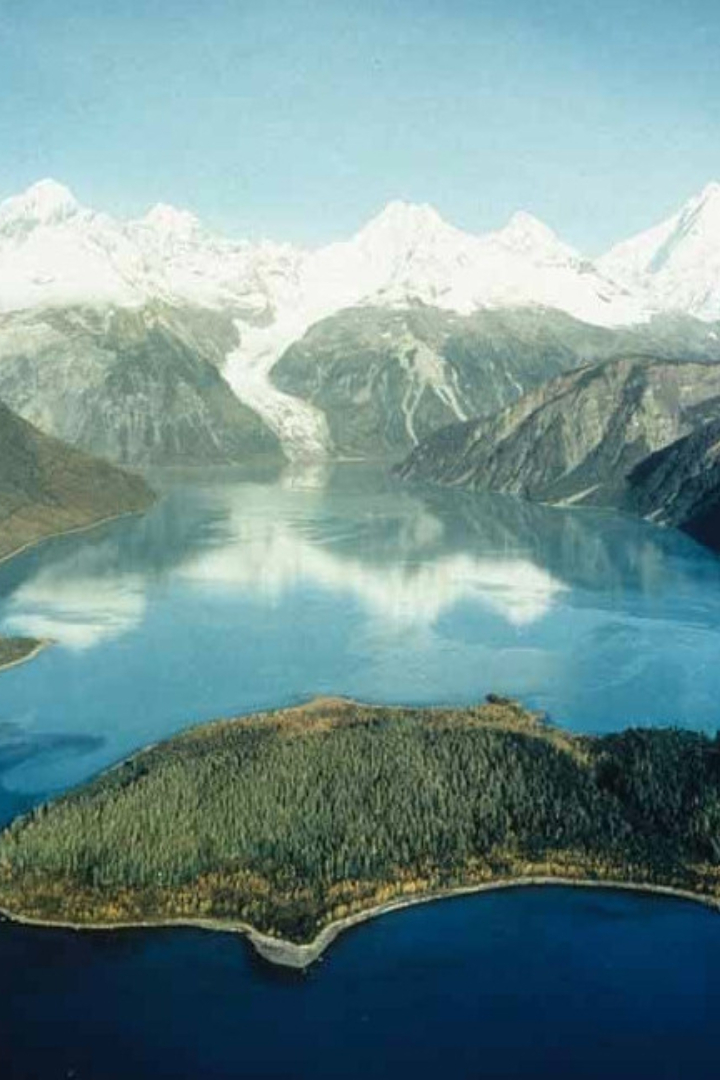 В 1958 году было зафиксировано мощное землетрясение на Аляске, сопровождавшееся оползнем 30 миллионов кубометров горных пород и льда в залив Литуйя.