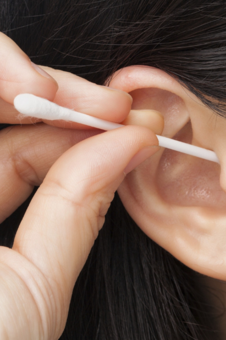 Ушная сера нужна для смазки и очистки ушных каналов, также она выполняет противомикробную функцию. 