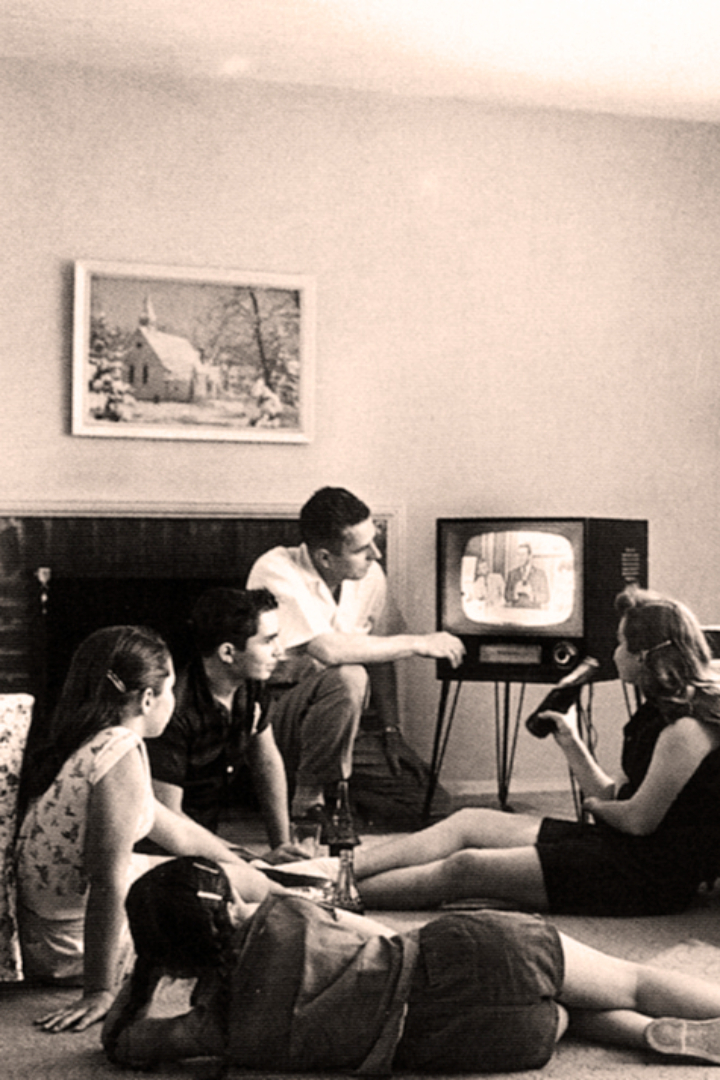 Когда в 1970-х в Израиле появились цветные телевизоры, правительство посчитало их неоправданной роскошью, способствующей социальному расслоению.