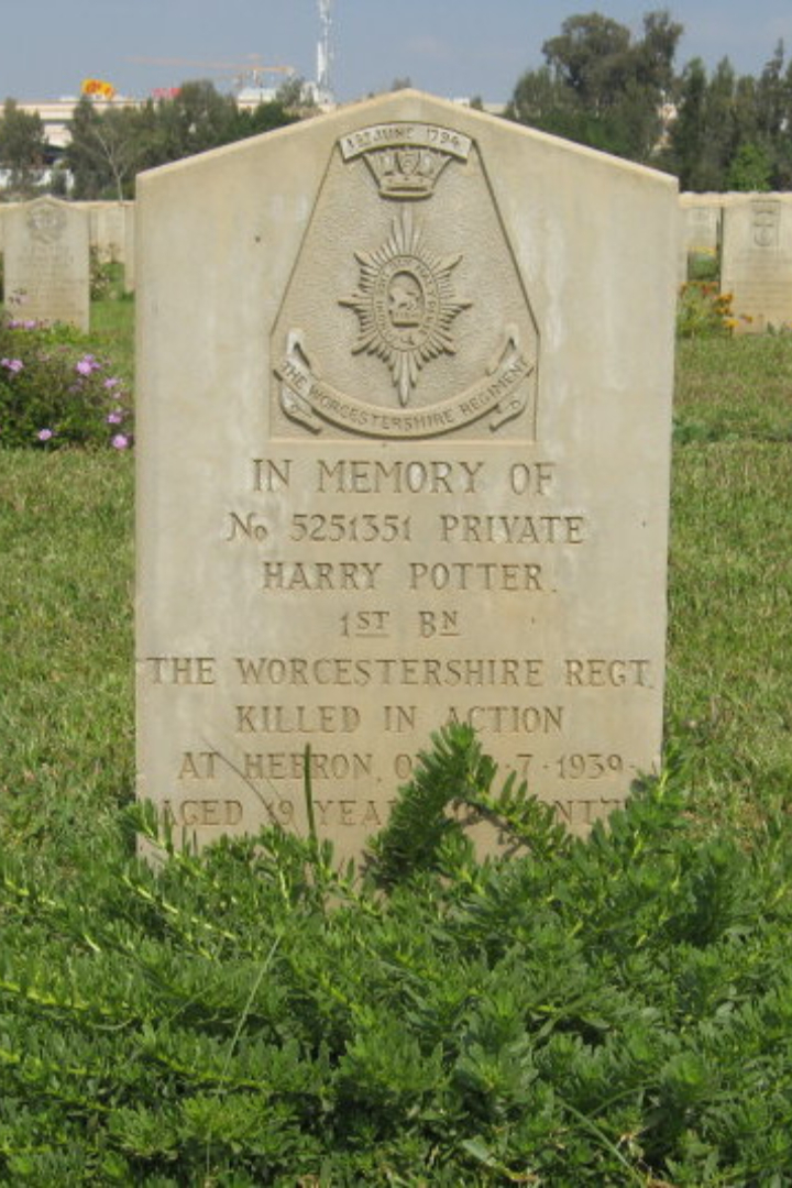 На одном из кладбищ в Израиле есть могила Гарри Поттера. 