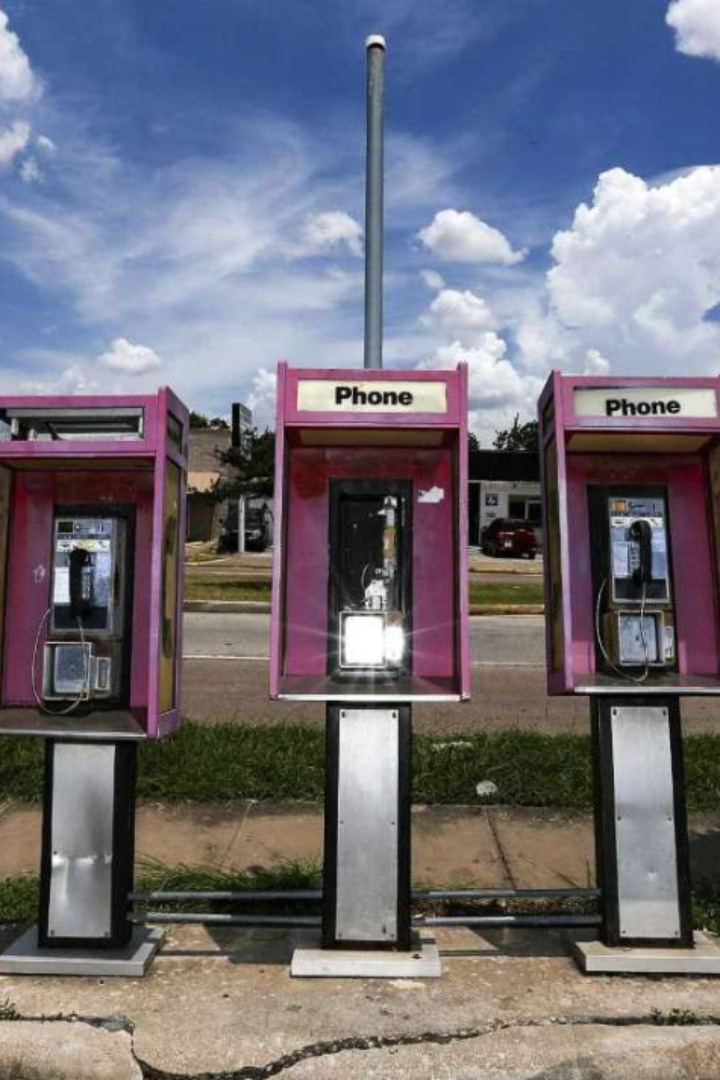 В 1990-х годах абонентам Техаса, совершавшим междугородний звонок через телефон-автомат, предлагалось выбрать оператора. 