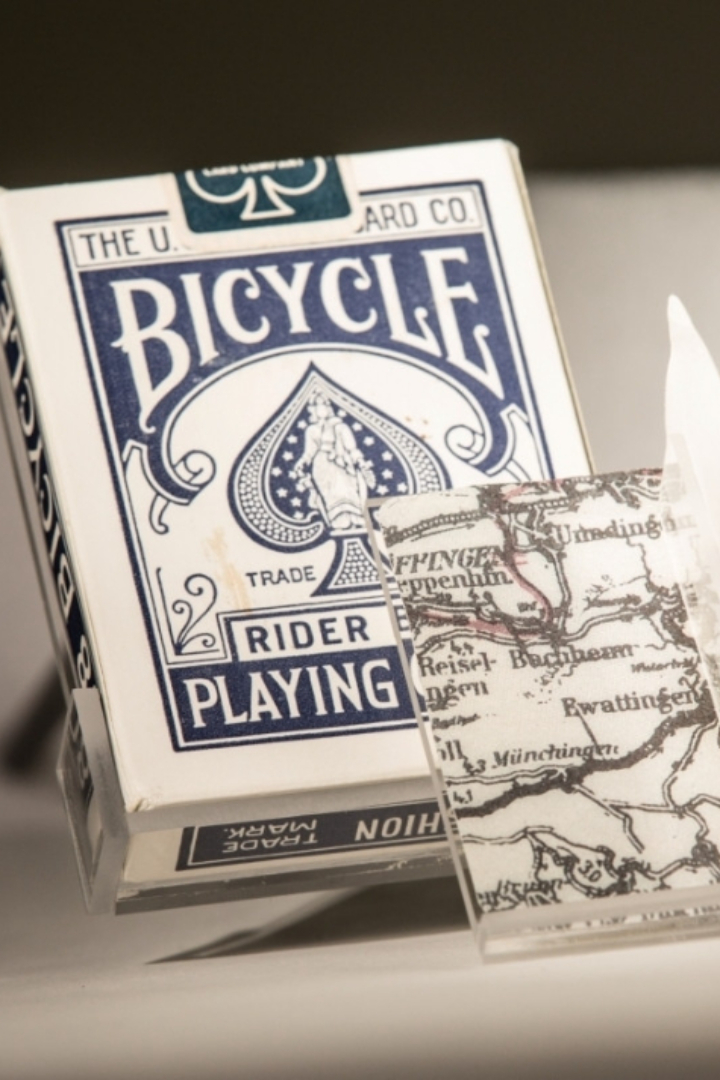 Известная американская компания-производитель игральных карт Bicycle во время Второй Мировой войны по заказу правительства США делала специальные колоды, которые отправлялись пленным американцам в немецкие тюрьмы. 