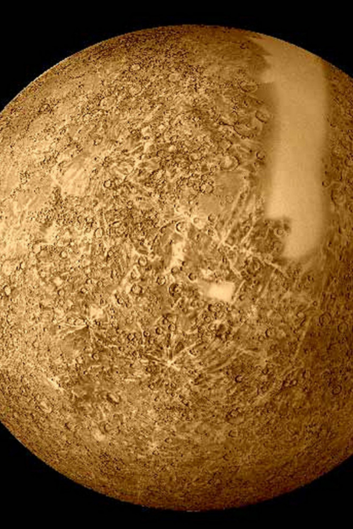 За один меркурианский год Меркурий успевает повернуться вокруг своей оси ровно на полтора оборота.