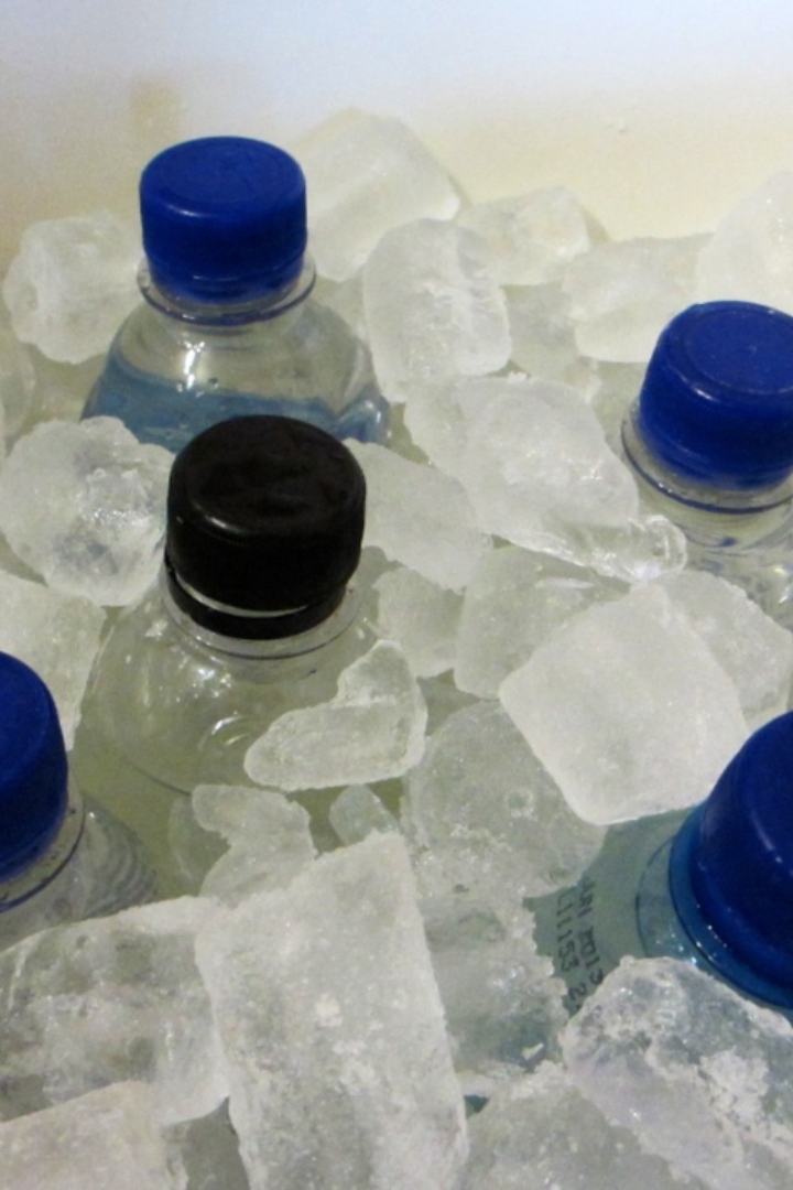 В нормальном состоянии вода начинает превращаться в лёд при температуре 0 °C.