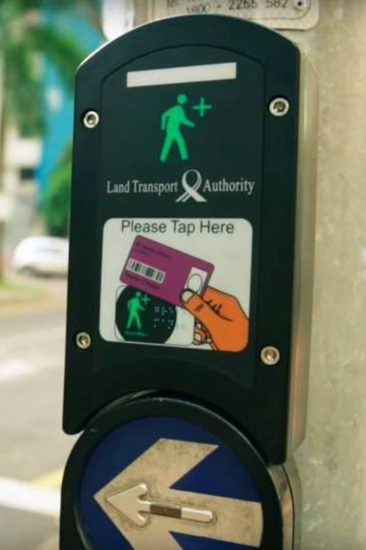 Многие пешеходные переходы Сингапура со светофором, запускающимся кнопкой, оборудованы системой помощи пожилым людям и инвалидам. 