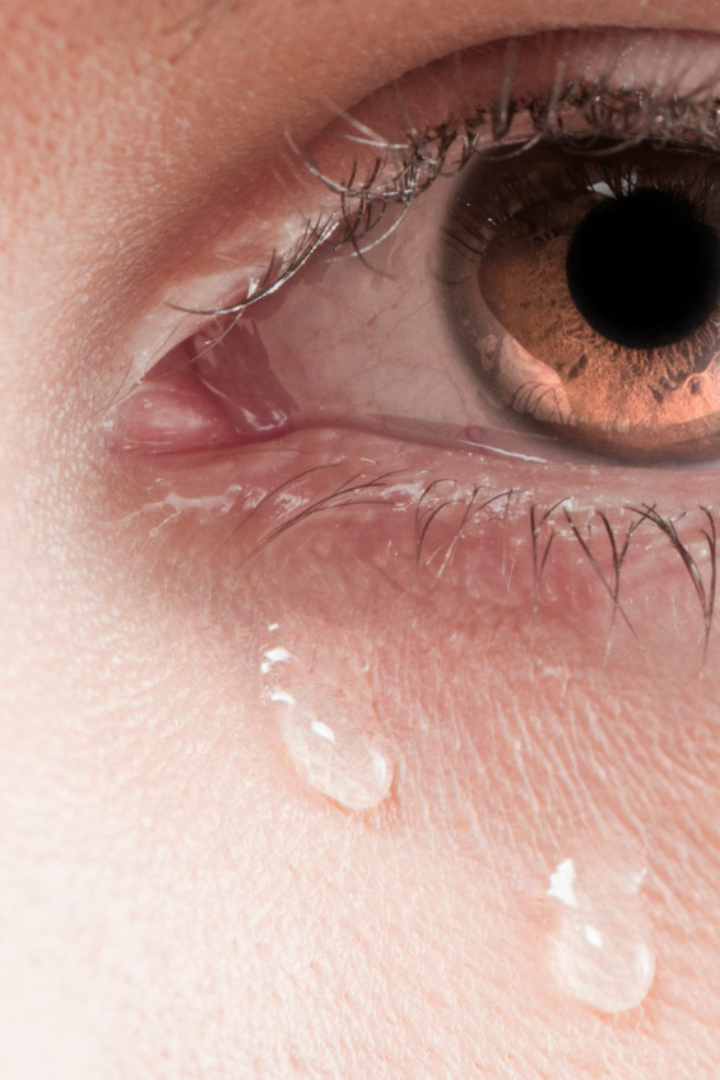 Существует три типа человеческих слёз: базальные, рефлекторные и эмоциональные, различающиеся по химическому составу.