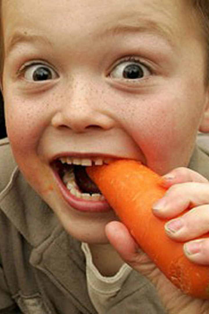 Витамин А, содержащийся в моркови, важен для здоровых кожи, роста, зрения. 