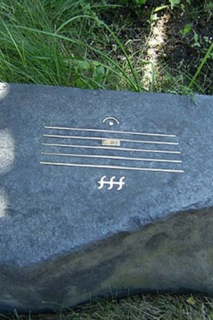 У могилы композитора Альфреда Шнитке на Новодевичьем кладбище лежит символичный камень. 