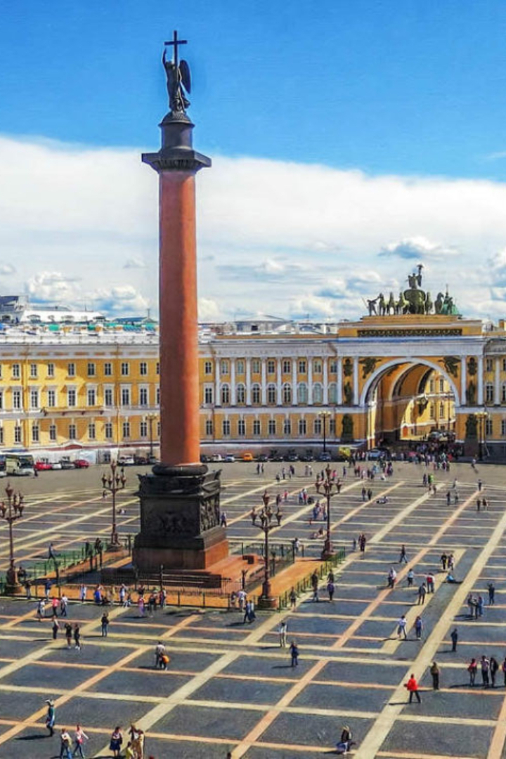 Александровская колонна на Дворцовой площади Санкт-Петербурга весит более 600 тонн и стоит на пьедестале только за счёт собственной силы тяжести.