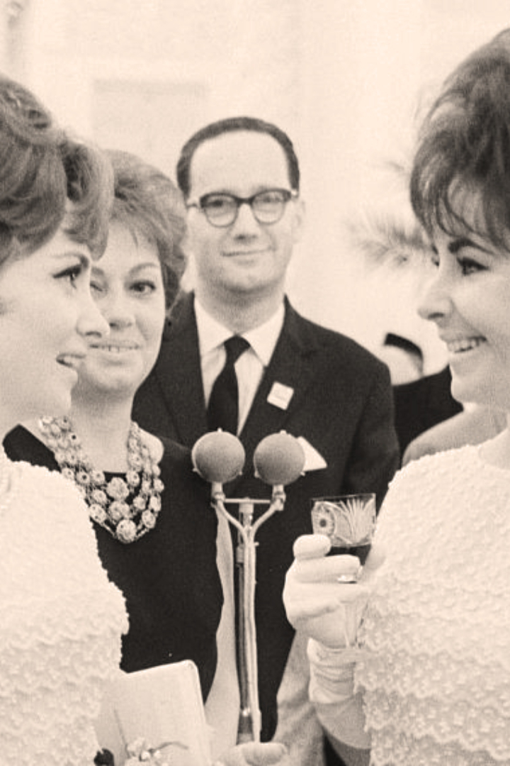 На Втором Московском международном кинофестивале, состоявшемся в 1961 году, произошёл конфуз: приглашённые звёзды Джина Лоллобриджида и Элизабет Тейлор встретились в одинаковых платьях.