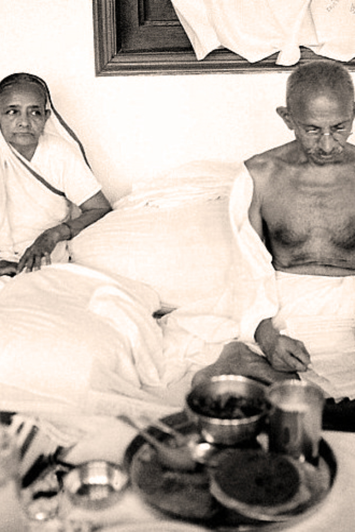 В 1944 году в возрасте 74 лет жена Махатмы Ганди Кастурба заболела бронхиальной пневмонией, перенеся перед этим несколько инфарктов.