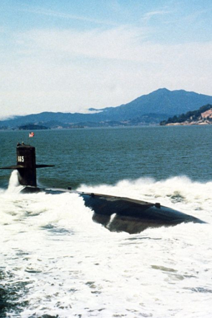 В 1969 году американская атомная подводная лодка USS Guitarro (SSN-665) затонула на глубине 10 метров прямо у пирса.