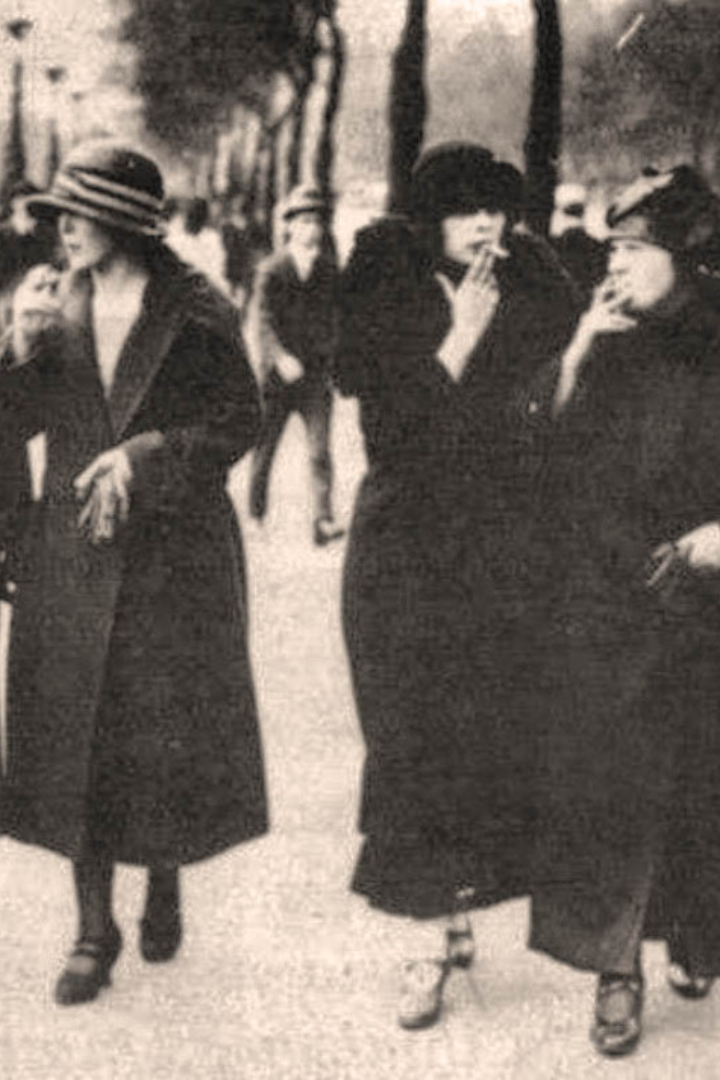 В разгар движения эмансипации 1920-х годов американские табачные компании стали активно продвигать курение среди женщин, которым не дозволено было появляться с сигаретой в общественных местах.