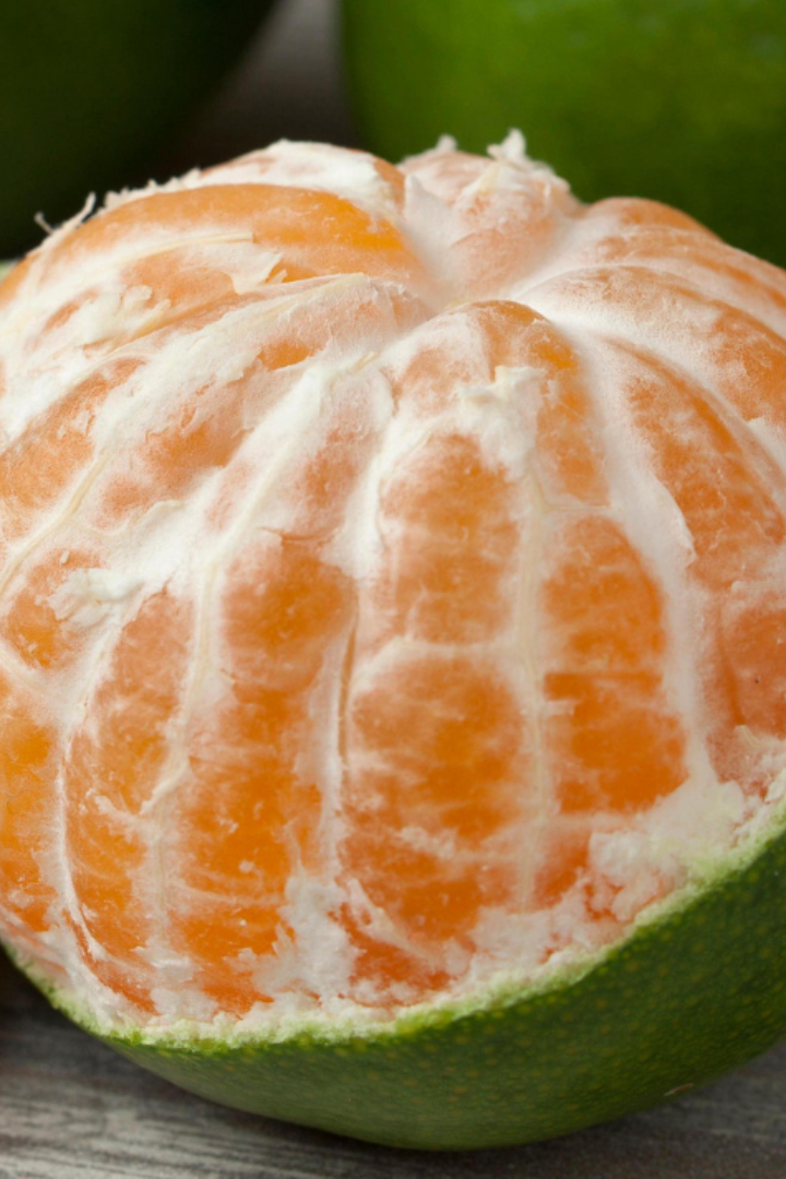 Апельсины и некоторые другие цитрусовые, выращиваемые в промышленных масштабах, созревают изнутри, когда их кожура ещё зелёная. 