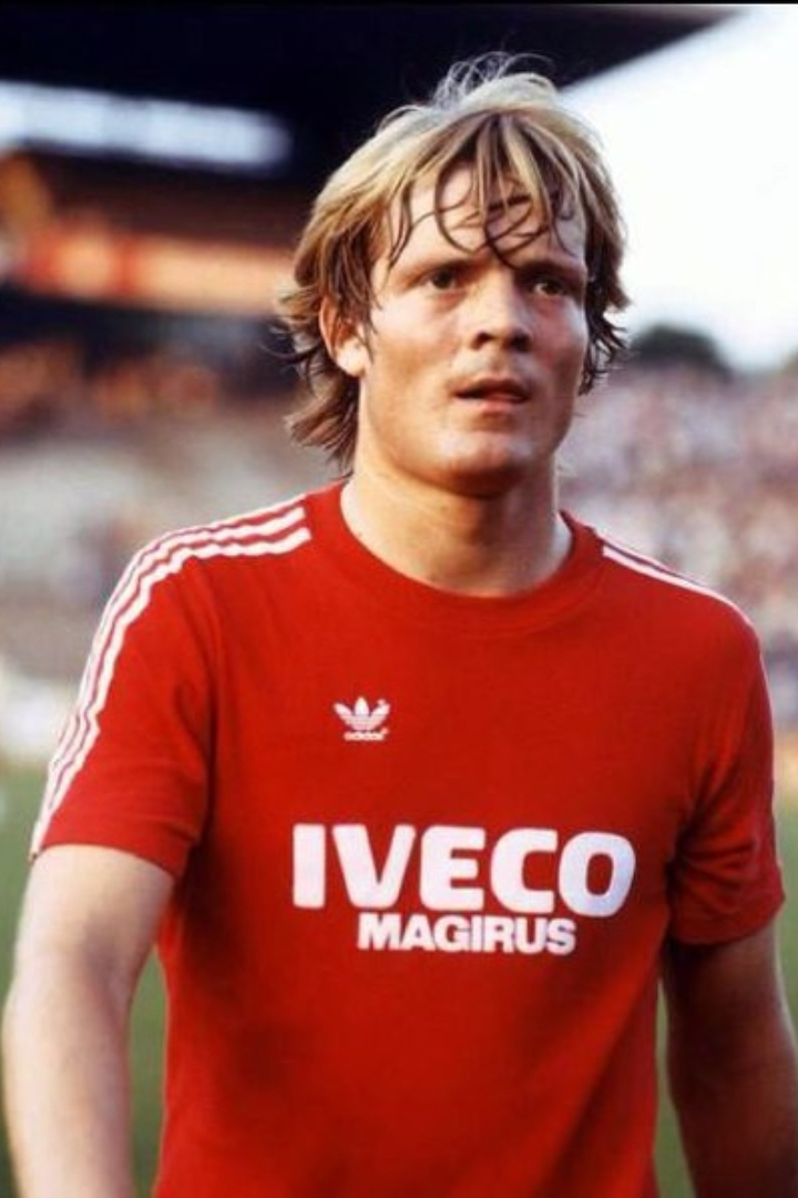 Уникальный пример самоотдачи в футболе показал 13 ноября 1985 года капитан сборной Дании Сёрен Лербю. 