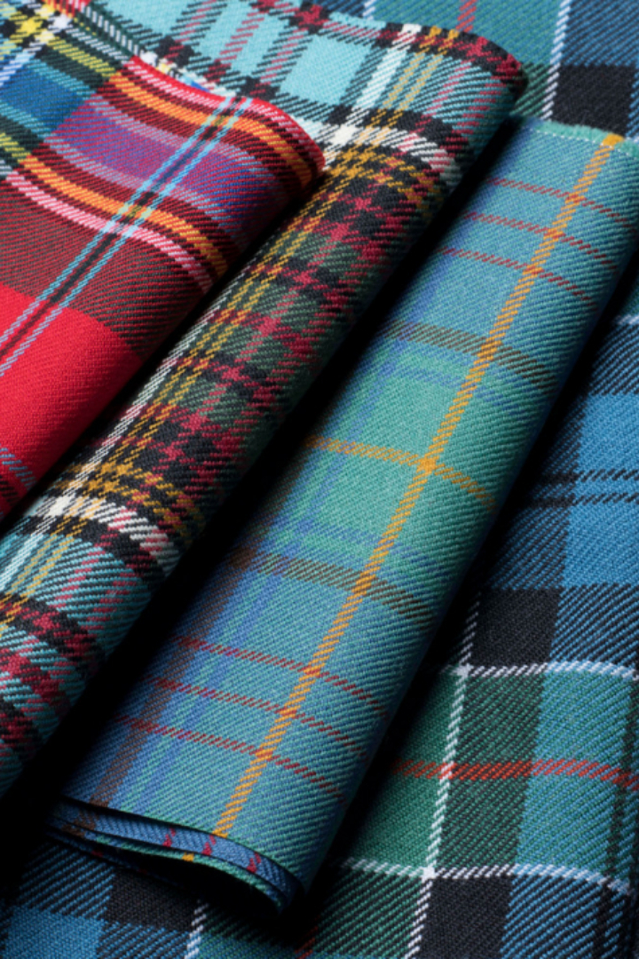 В основе килтов и другой шотландской одежды лежит орнамент под названием тартан с однотипной структурой, но огромным разнообразием расцветок.