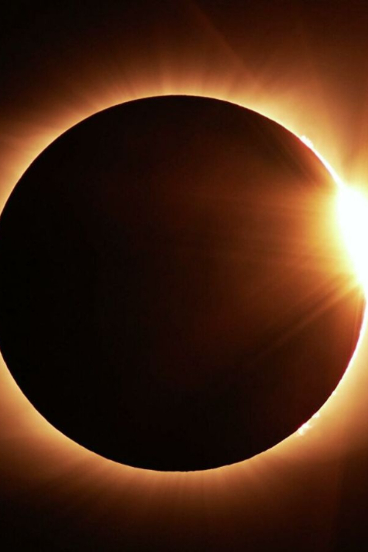 Во время полного солнечного затмения лунный диск точно совпадает с солнечным, закрывая его практически полностью.