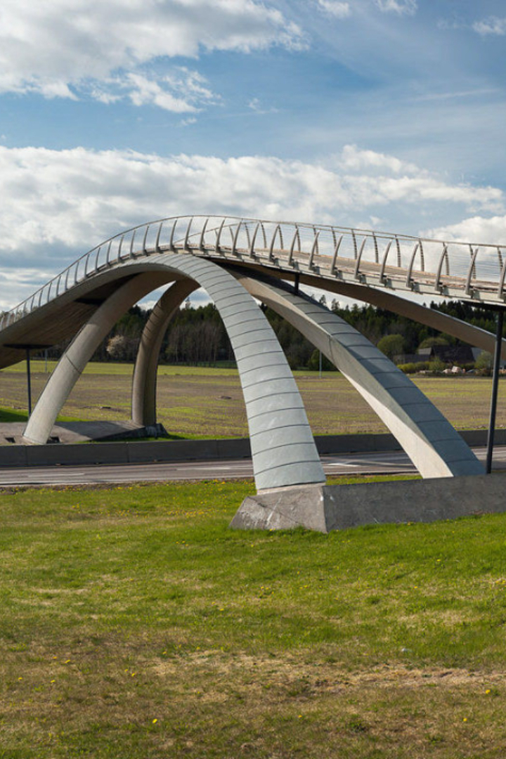 Художник Вебьорн Санд построил в норвежской коммуне Ос пешеходный мост по проекту Леонардо да Винчи. 