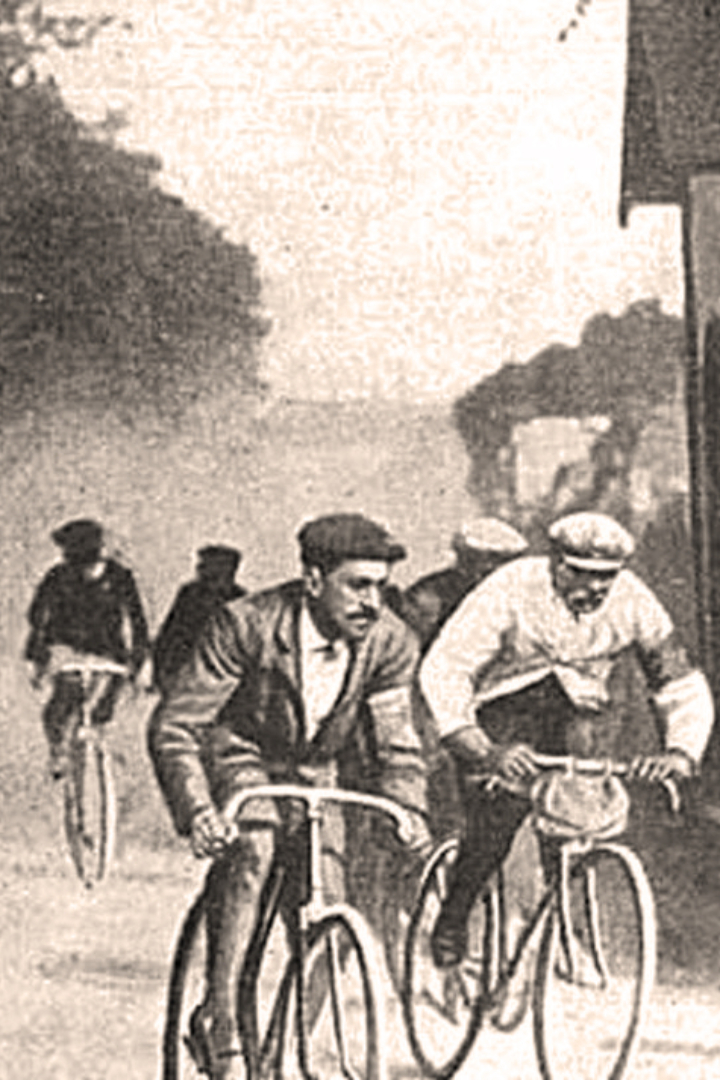 В 1915 году более 100 спортсменов из бельгийского Льежа попросили у коменданта немецких оккупационных войск разрешение провести велогонку с целью сбора средств для помощи жертвам войны.