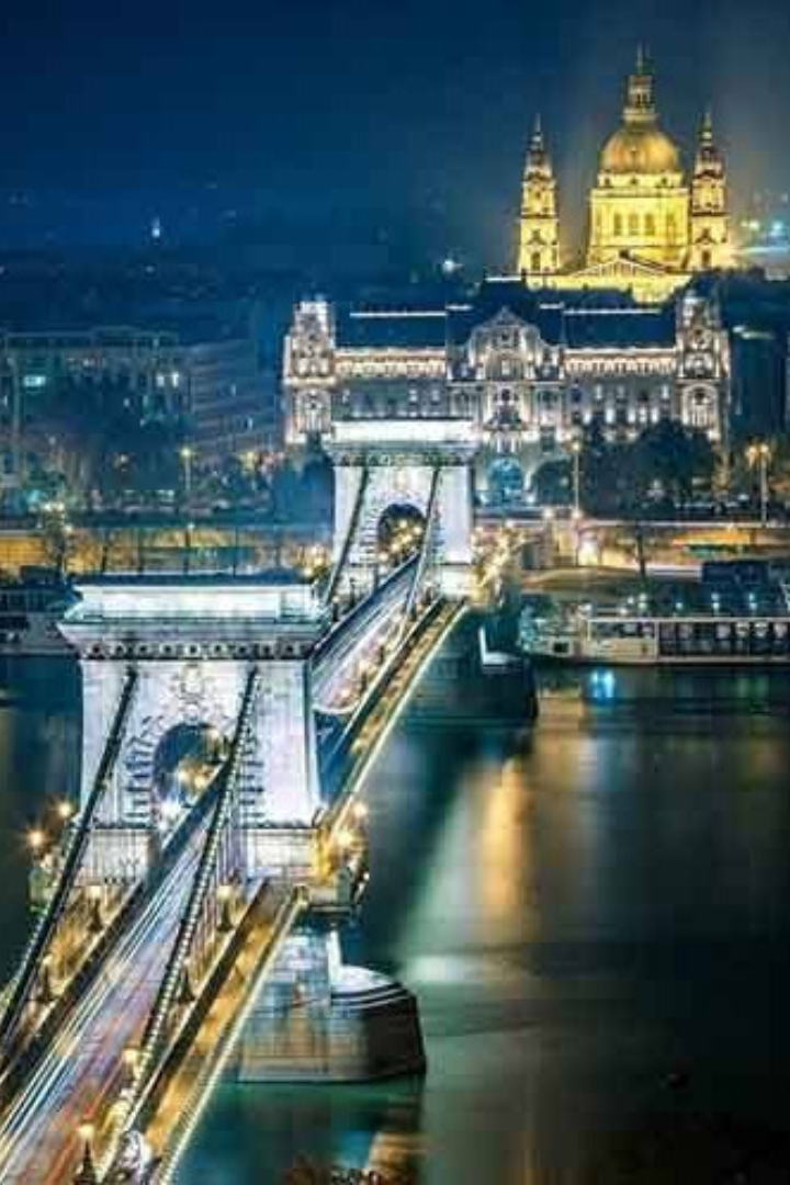 Город Будапешт, ныне являющийся столицей Венгрии, образовался в 1873 году посредством объединения города Пешт (на левом берегу Дуная) с городами Буда и Обуда (на правом берегу Дуная).