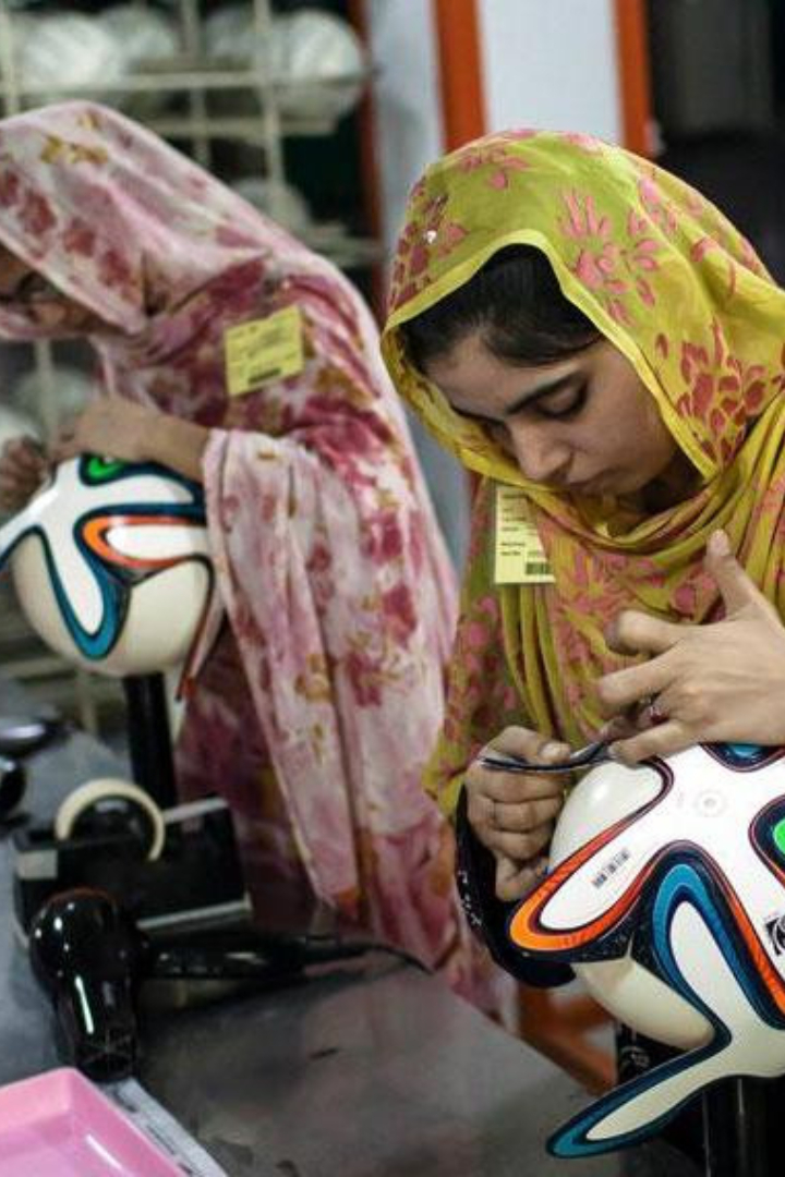 Примерно 60% всех футбольных мячей в мире производятся в пакистанском городе Сиялкот. 