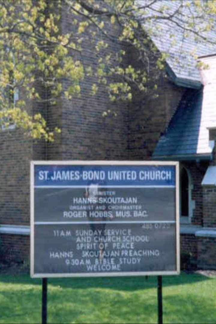 В 1928 году в Торонто объединились два протестантских прихода: конгрегационалистская церковь на улице Бонда и пресвитерианская церковь на площади Святого Джеймса. 