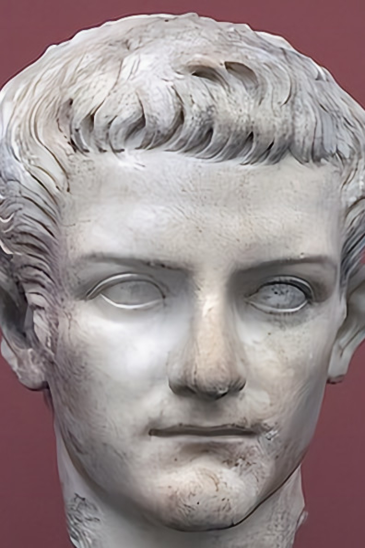 Римский император Калигула однажды объявил войну богу морей Нептуну, после чего привёл войско к берегу и приказал солдатам бросать свои копья в воду. 