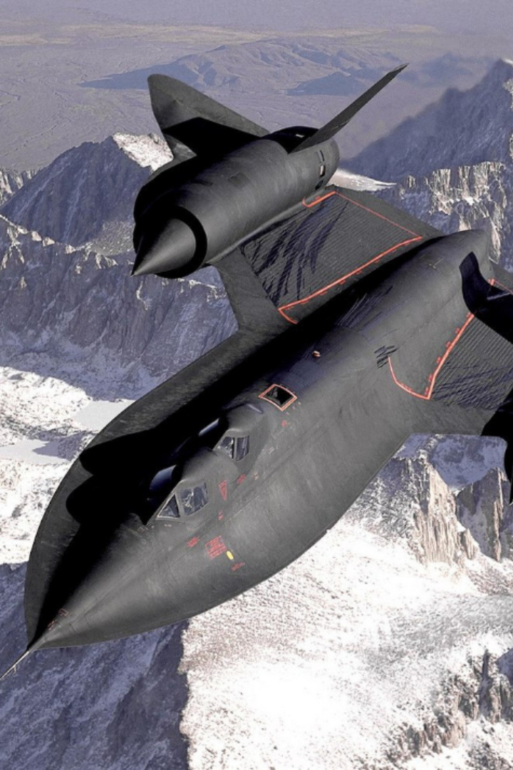 Американский самолёт-разведчик SR-71 Blackbird при обычной температуре имеет в своей обшивке зазоры. 