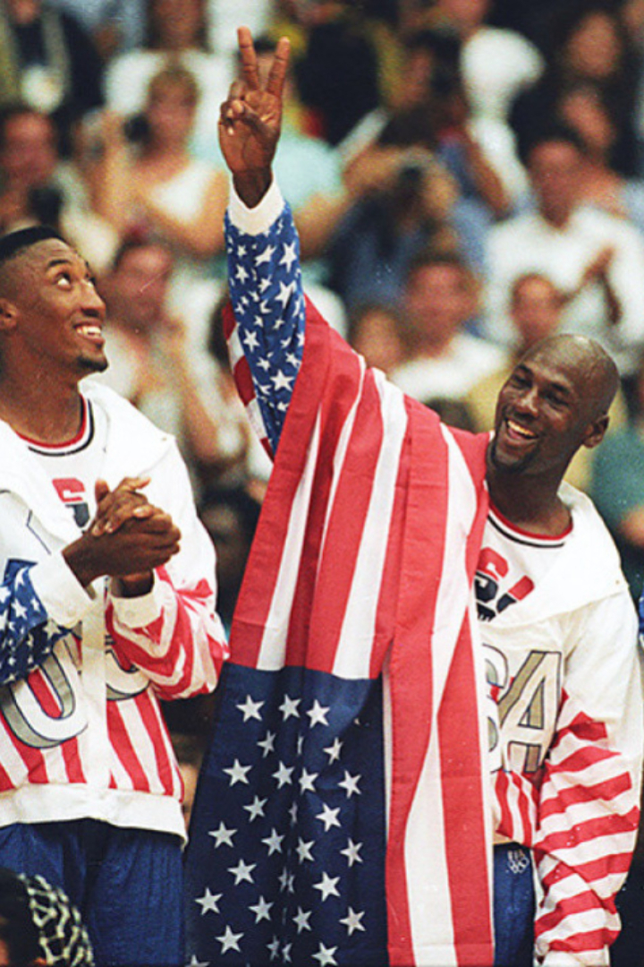 Майкл Джордан на церемонии награждения американской баскетбольной сборной золотыми медалями Олимпиады 1992 года в Барселоне стоял на пьедестале, завернувшись в американский флаг. 