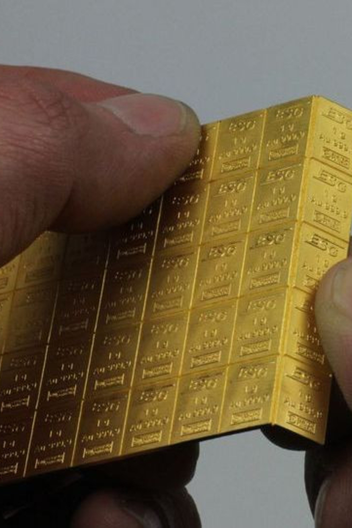 Швейцарская фирма Valcambi выпускает золотые слитки CombiBar в форме, напоминающей плитку шоколада. 