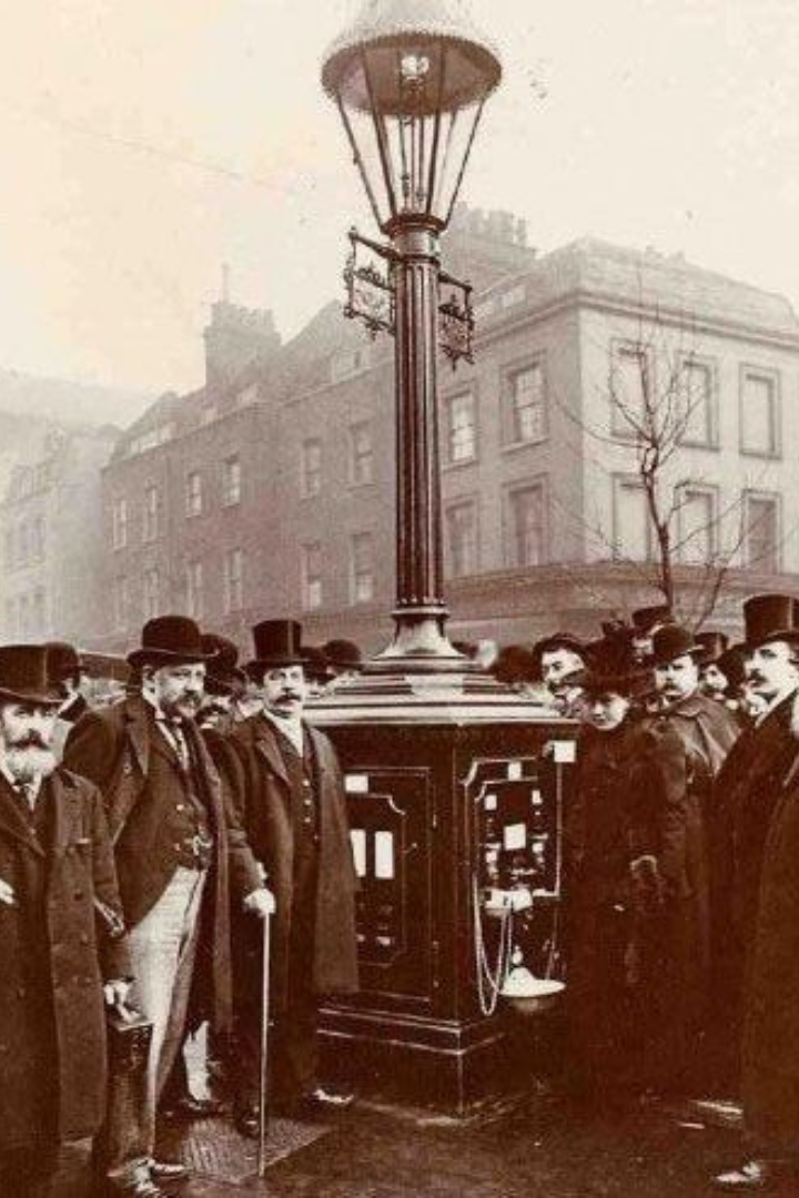 В 1897 году в нескольких точках Лондона установили газовые фонари «Pluto Lamp».