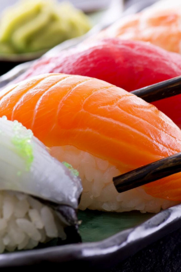 Суши появились не в Японии, а в Юго-Восточной Азии, где варёный рис стали использовать для ферментации рыбы, благодаря чему её можно было хранить длительное время. 